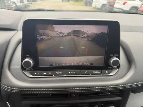Used 2024 Nissan Rogue S AWD/4WD image 18