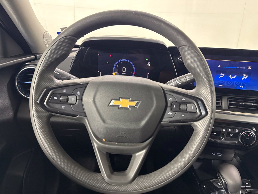 Used 2025 Chevrolet Trax LT FWD image 19