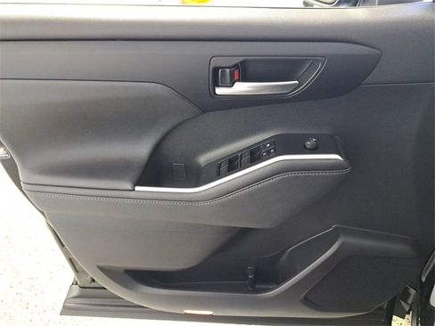 Used 2023 Toyota Highlander XLE image 22