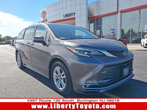 Used 2024 Toyota Sienna Platinum AWD/4WD image 1