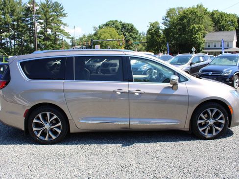 Used 2017 Chrysler Pacifica Limited FWD image 6