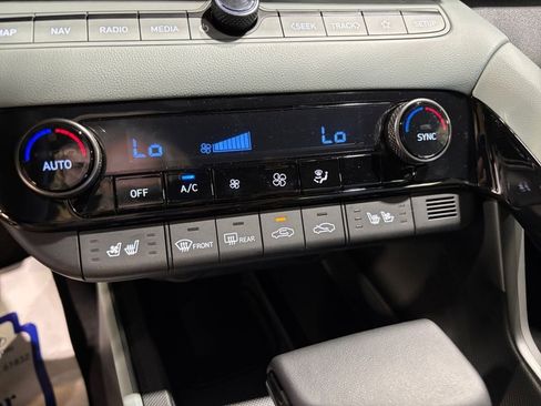 New 2025 Hyundai Elantra Limited image 29