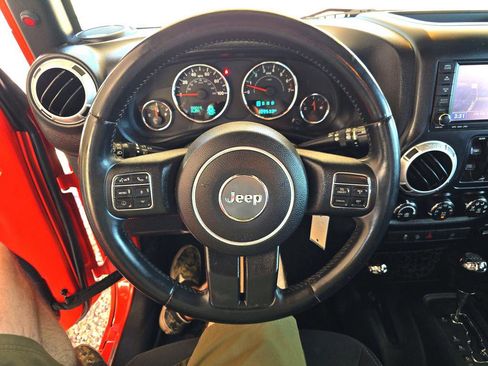 Used 2015 Jeep Wrangler Unlimited Rubicon w/ Connectivity Group image 19