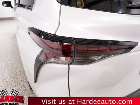 Used 2023 Toyota Sienna XLE FWD image 9