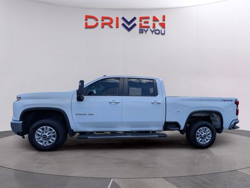 Used 2024 Chevrolet Silverado 2500 LT AWD/4WD image 2