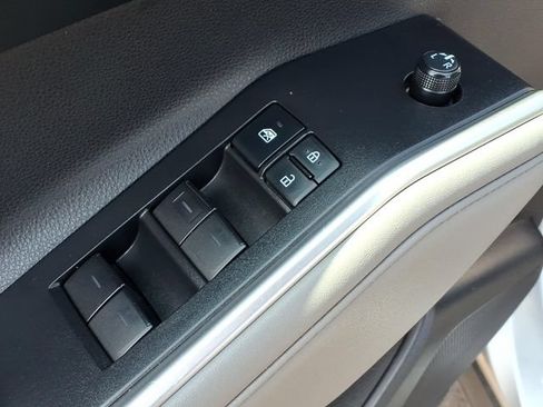 Used 2021 Toyota Highlander XLE AWD/4WD image 19