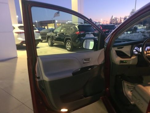 Used 2017 Toyota Sienna XLE image 16