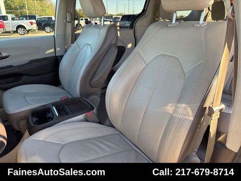 Used 2017 Chrysler Pacifica Touring-L image 38