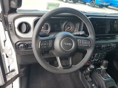 Used 2025 Jeep Gladiator Sport AWD/4WD image 15