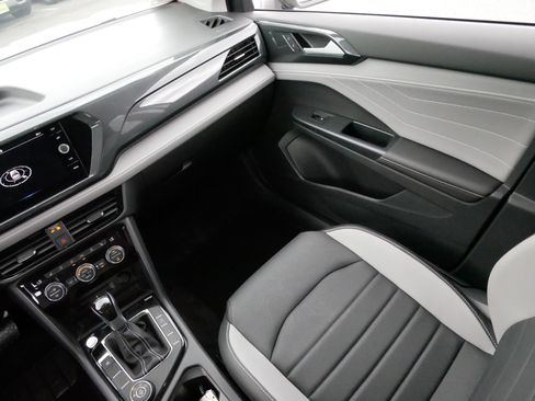 Certified 2024 Volkswagen Taos SEL image 11