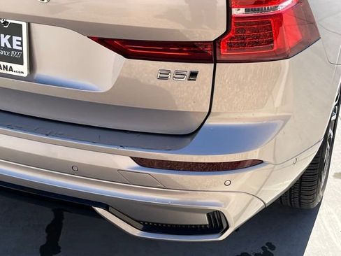 Used 2025 Volvo XC60 B5 Plus image 8