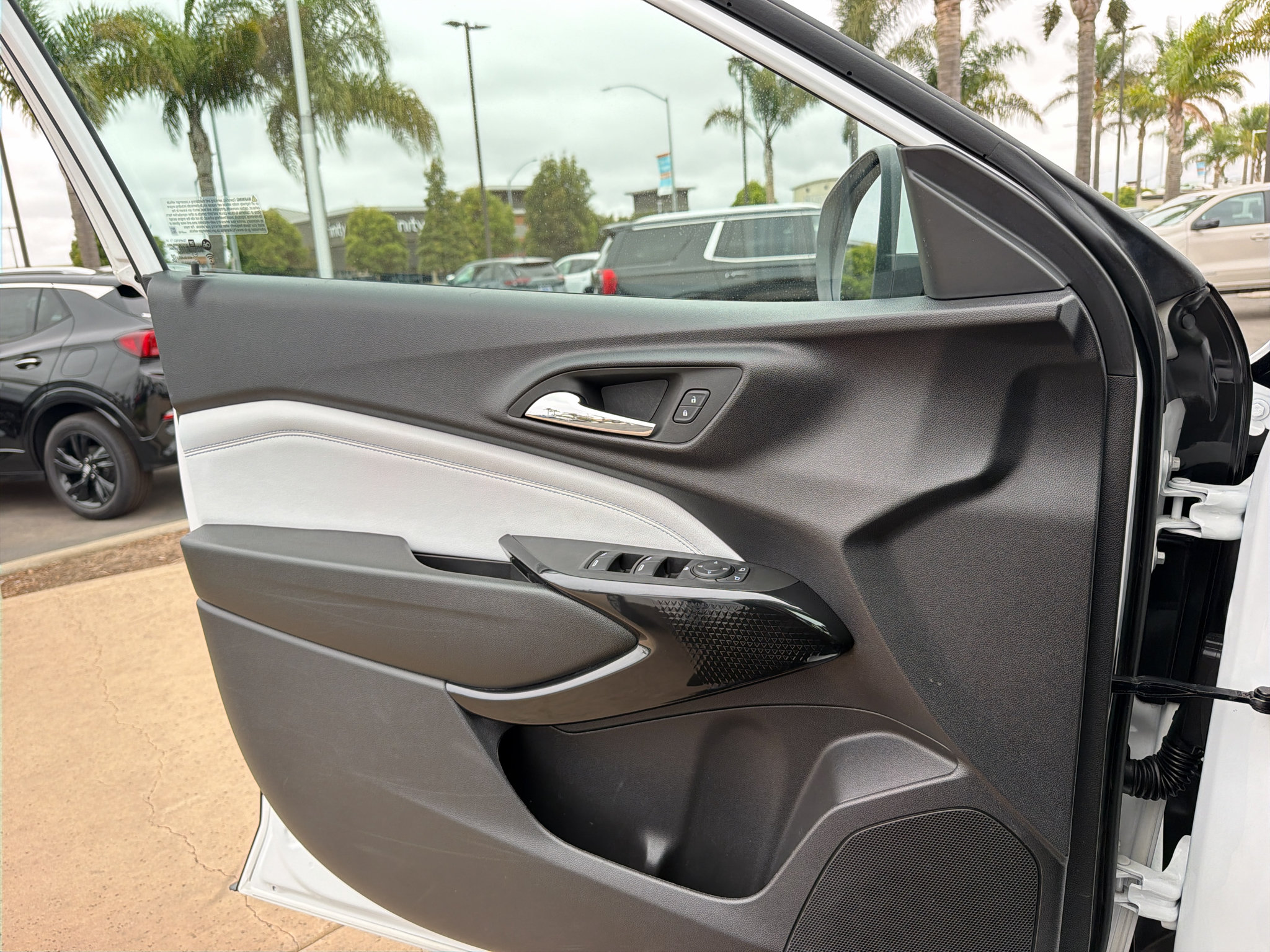 Used 2025 Chevrolet Trax LT FWD image 13