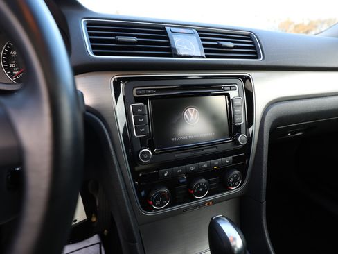 Used 2014 Volkswagen Passat 1.8T SE image 18