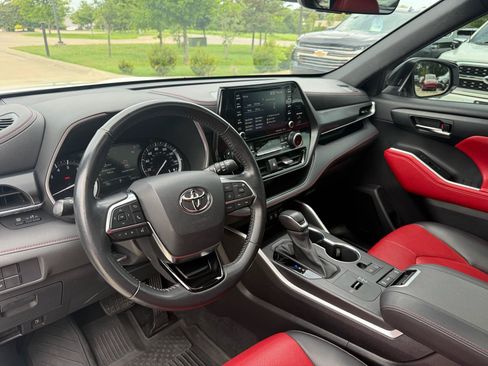 Used 2021 Toyota Highlander XSE FWD image 9