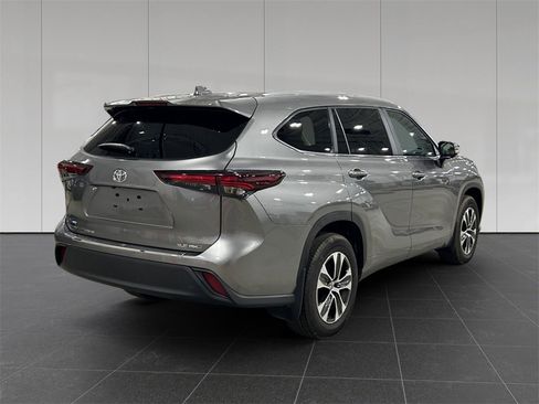 Used 2025 Toyota Highlander XLE image 5