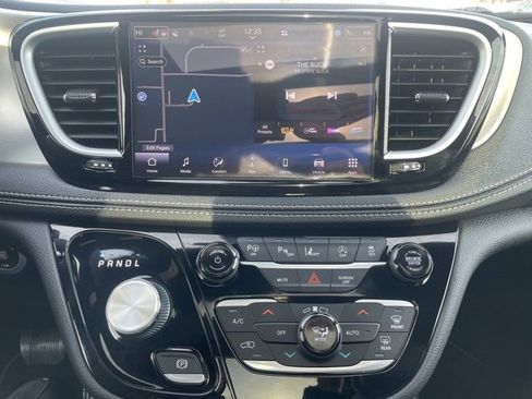 Used 2023 Chrysler Pacifica Limited w/ Uconnect Theater Family Group image 24