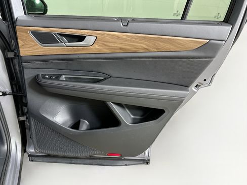 Used 2025 Volkswagen Atlas SE image 31