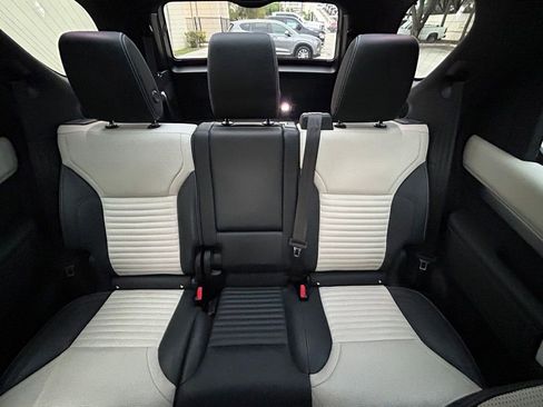 Used 2021 Land Rover Discovery S R-Dynamic image 13