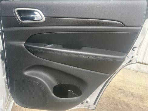 Used 2018 Jeep Grand Cherokee Altitude RWD image 15