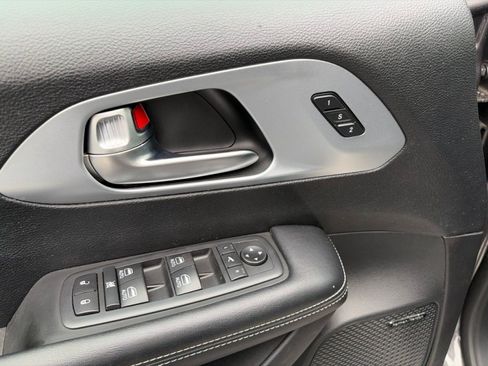 Used 2020 Chrysler Pacifica Limited w/ Advanced Safetytec Group FWD image 13