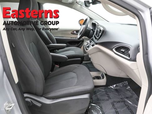 Used 2023 Chrysler Voyager LX image 22