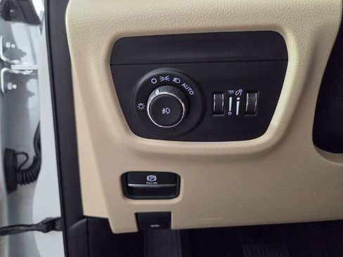 Certified 2025 Jeep Grand Cherokee L Limited w/ Luxury Tech Group II image 21