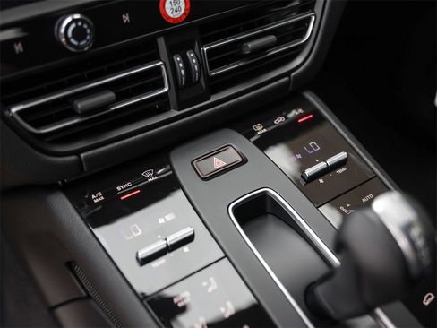 Used 2025 Porsche Macan image 23