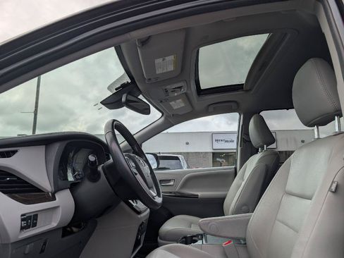 Used 2020 Toyota Sienna XLE w/ XLE Navigation Package AWD/4WD image 8