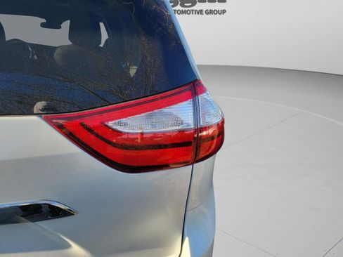 Used 2019 Toyota Sienna Limited image 14
