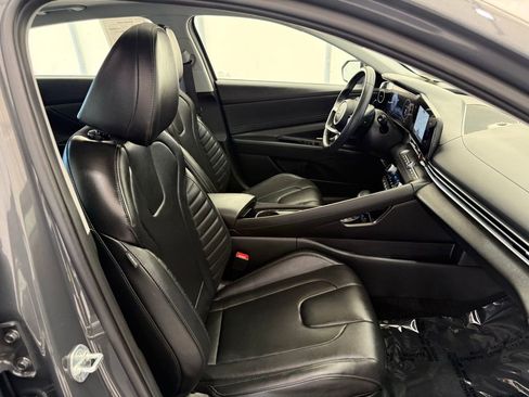 Used 2025 Hyundai Elantra Limited image 19