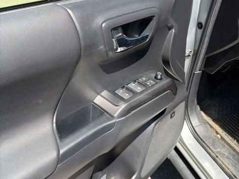 Used 2022 Toyota Tacoma TRD Off-Road w/ TRD Premium Off Road Package image 9