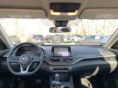 Used 2025 Nissan Altima 2.5 SV image 32