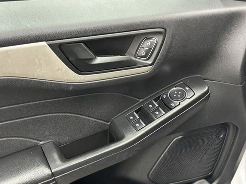 Used 2022 Ford Escape SE image 12