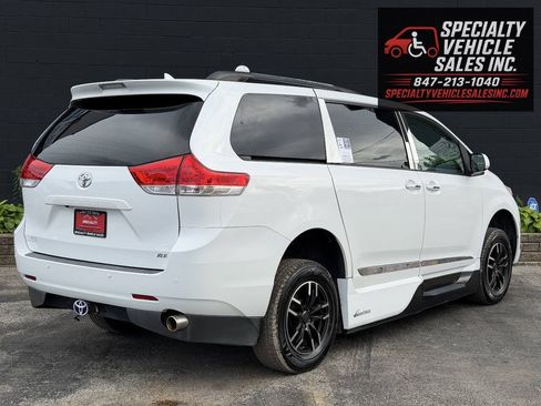 Used 2013 Toyota Sienna XLE w/ Premium Pkg FWD image 4