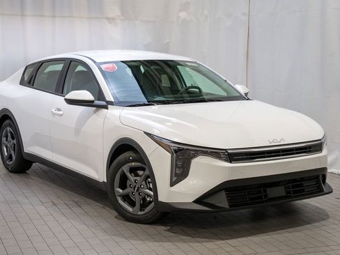 New 2025 Kia K4 LXS image 1