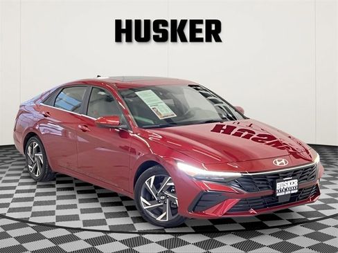 Used 2025 Hyundai Elantra SEL image 1