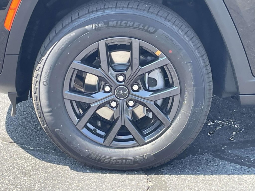 New 2027 Jeep Grand Cherokee Altitude RWD image 11