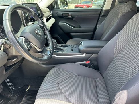 Used 2023 Toyota Highlander LE FWD image 11