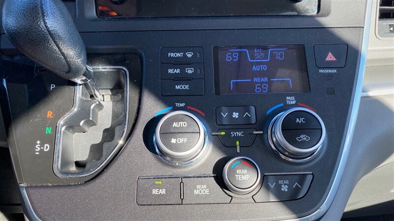 Used 2016 Toyota Sienna L FWD image 12