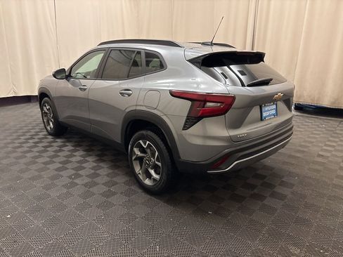 Used 2025 Chevrolet Trax LT w/ LT Convenience Package image 7