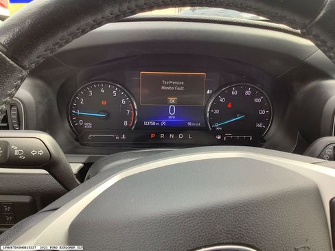 Used 2021 Ford Explorer XLT w/ Equipment Group 202A image 8