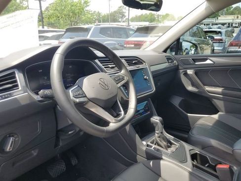 Certified 2024 Volkswagen Tiguan SE w/ Panoramic Sunroof Package FWD image 18