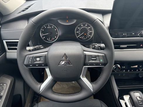 New 2025 Mitsubishi Outlander SE image 15