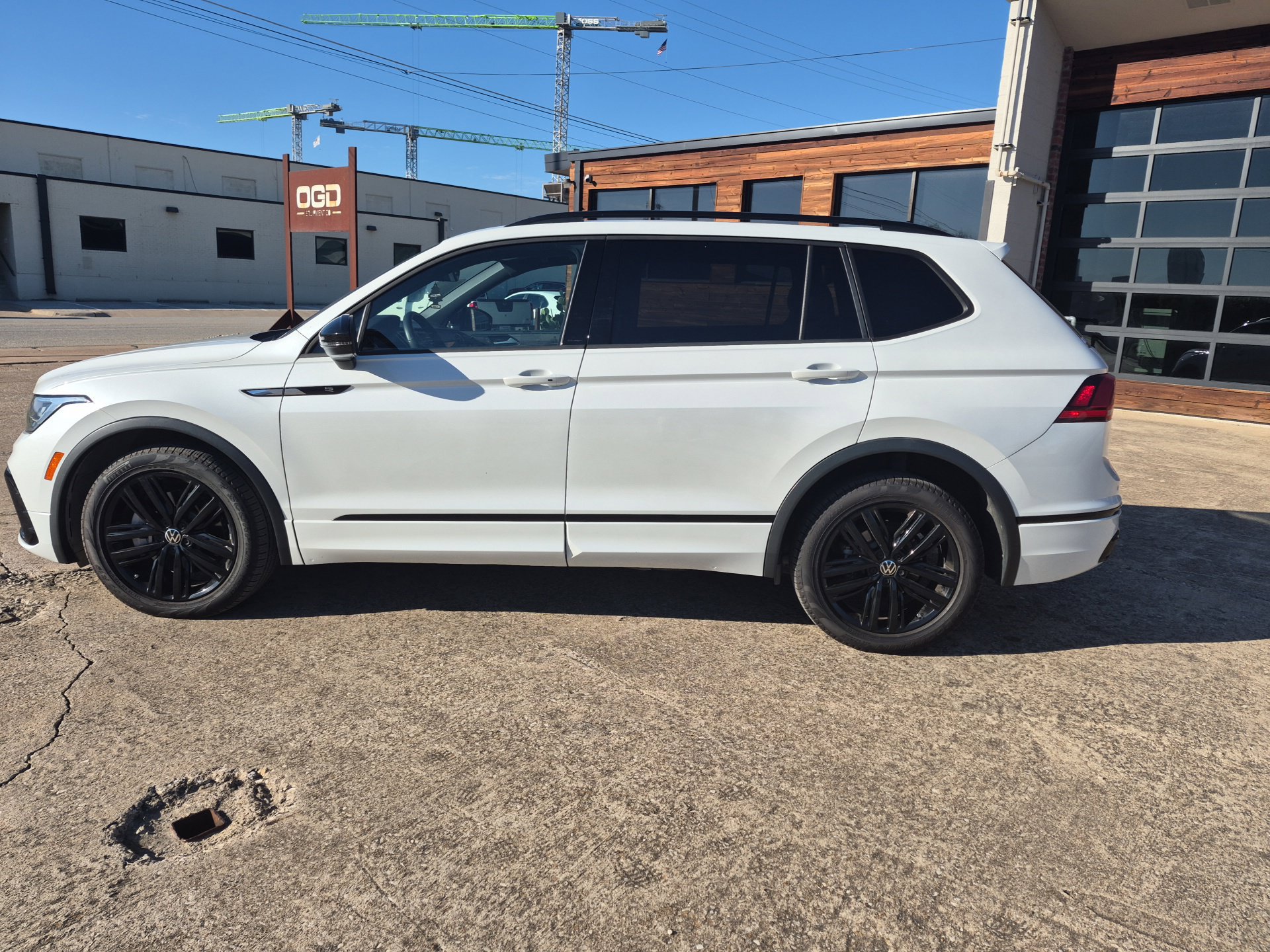 Used 2022 Volkswagen Tiguan SE R-Line FWD image 8