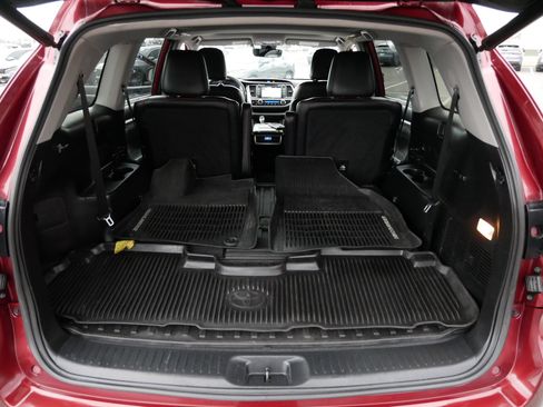 Used 2019 Toyota Highlander SE image 18