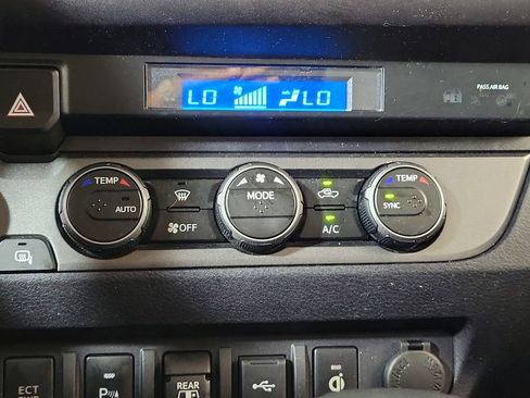 Used 2022 Toyota Tacoma TRD Off-Road w/ Technology Package AWD/4WD image 21