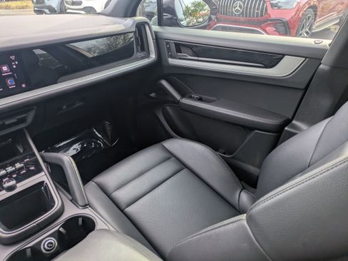 Used 2024 Porsche Cayenne AWD/4WD image 14
