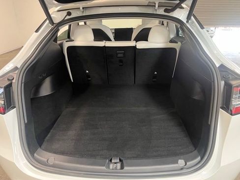 Used 2021 Tesla Model Y Long Range image 16