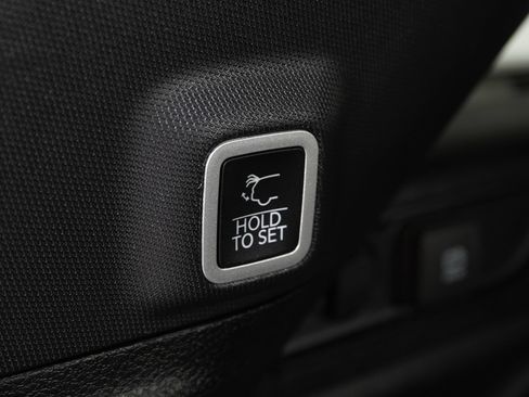 Used 2023 Jeep Grand Cherokee Altitude AWD/4WD image 12