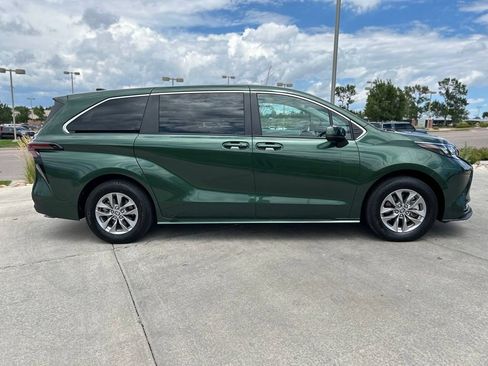 Used 2025 Toyota Sienna LE FWD image 9